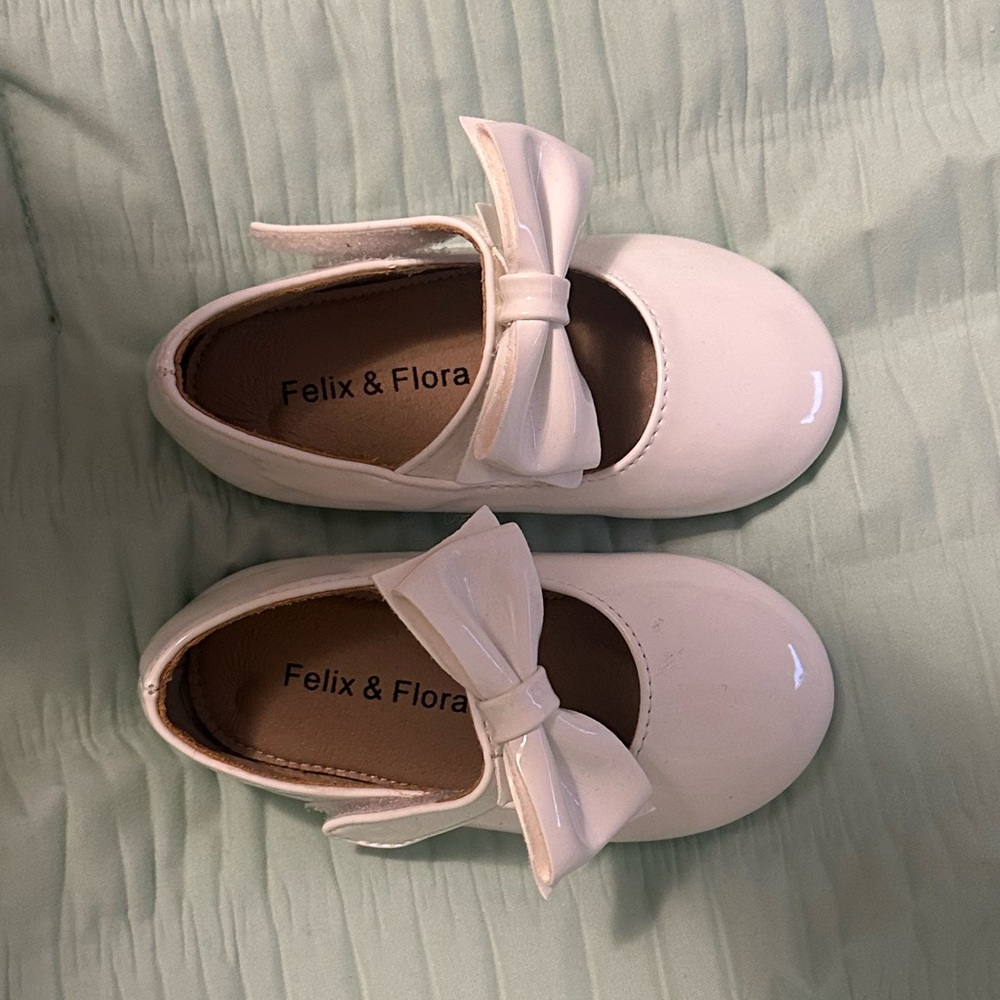 Felix & Flora patent white toddler dress shoes size 5